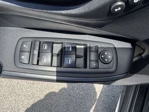 Used 2015 Jeep Cherokee Limited w/ Luxury Group AWD/4WD image 14