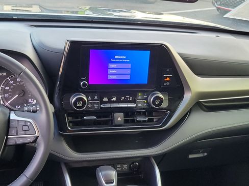 Certified 2024 Toyota Highlander LE AWD/4WD image 18