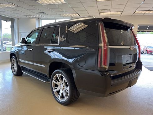 Used 2019 Cadillac Escalade Luxury AWD/4WD image 3