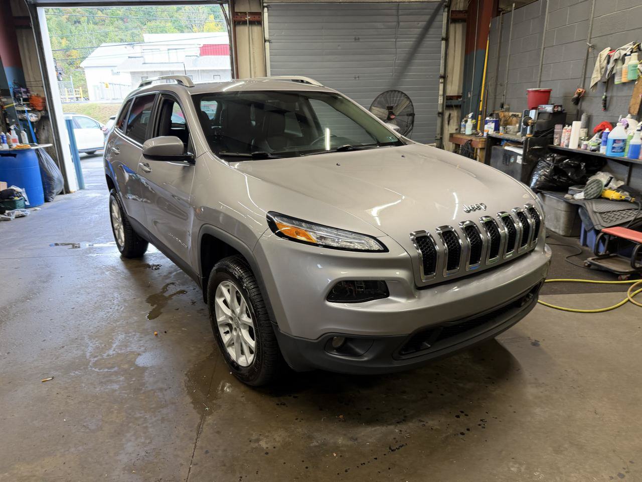 Used 2018 Jeep Cherokee Latitude Plus w/ Comfort/Convenience Group AWD/4WD image 3