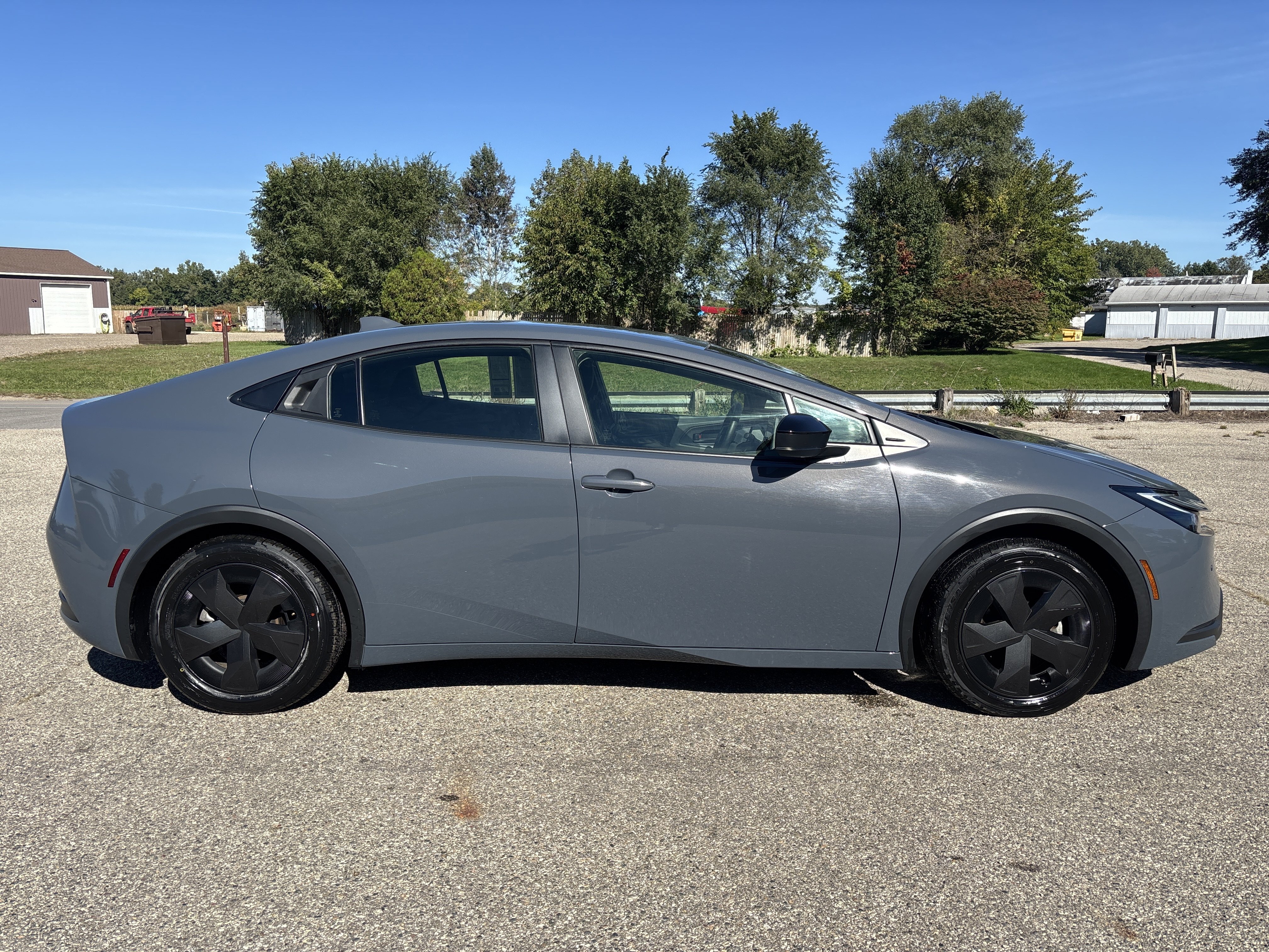Used 2025 Toyota Prius LE FWD image 2
