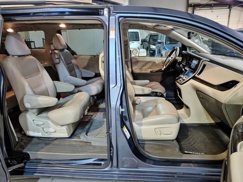 Used 2017 Toyota Sienna XLE image 23