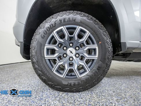 Used 2025 Chevrolet Colorado Z71 w/ Technology Package AWD/4WD image 47