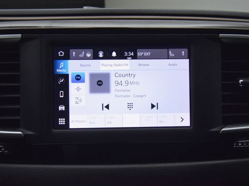 Used 2022 Chrysler Voyager LX image 15