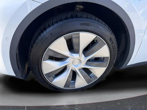 Used 2021 Tesla Model Y Long Range image 9