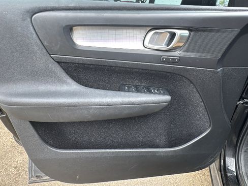 Used 2020 Volvo XC40 T5 Momentum w/ Protection Package Premier image 12
