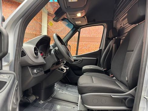 Used 2025 Mercedes-Benz Sprinter 2500 image 21