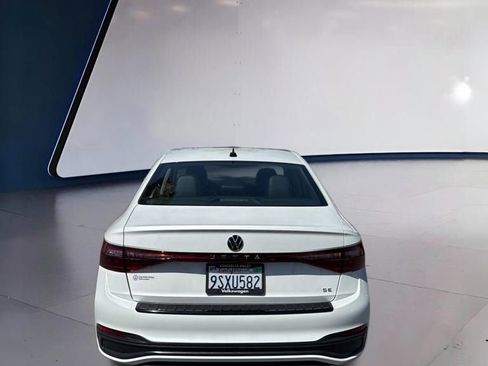 Used 2025 Volkswagen Jetta SE w/ Sunroof Package FWD image 3
