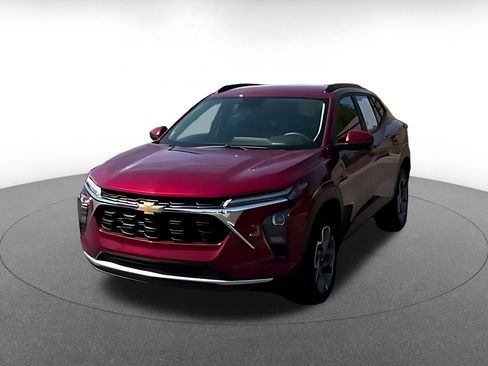 Used 2025 Chevrolet Trax LT FWD image 11