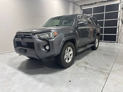 Used 2020 Toyota 4Runner SR5 Premium w/ Moonroof Package RWD image 2