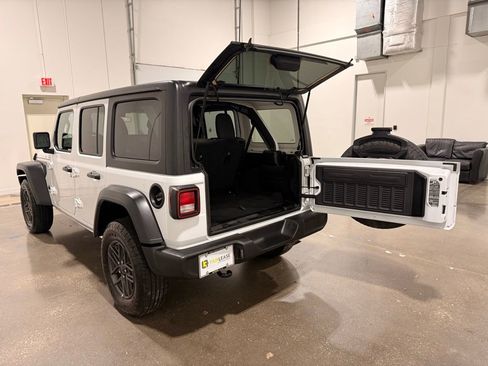 Used 2025 Jeep Wrangler Sport S image 10