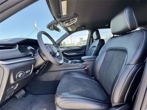 New 2025 Jeep Grand Cherokee Altitude image 19