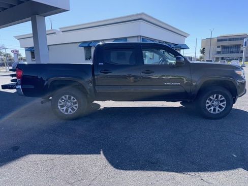 Used 2017 Toyota Tacoma SR5 w/ Tow Package image 4