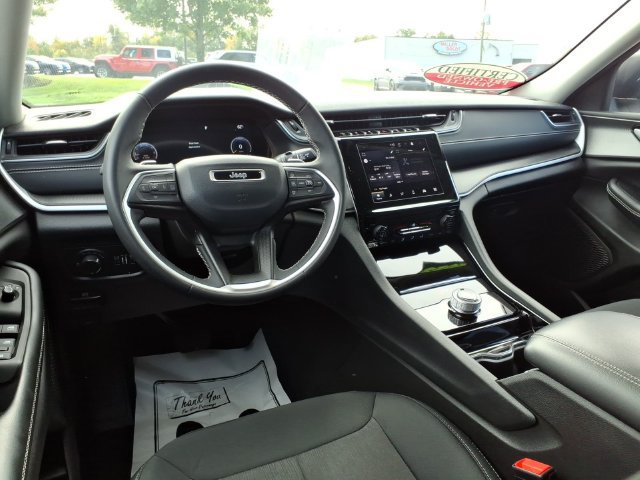 Used 2023 Jeep Grand Cherokee Laredo AWD/4WD image 9