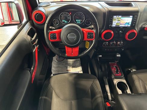 Used 2018 Jeep Wrangler Sahara w/ Connectivity Group AWD/4WD image 33