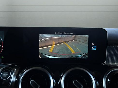 Used 2021 Mercedes-Benz GLB 250 4MATIC w/ Premium Package image 17