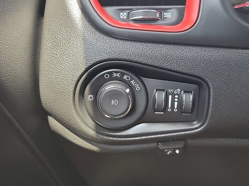 Used 2016 Jeep Renegade Trailhawk w/ Premium Trailhawk Package AWD/4WD image 14