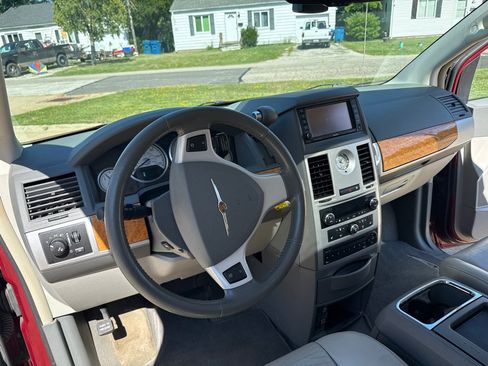 Used 2010 Chrysler Town & Country Limited w/ Entertainment Group #3 FWD image 13