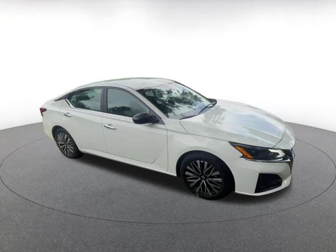 Used 2025 Nissan Altima 2.5 SV FWD image 2