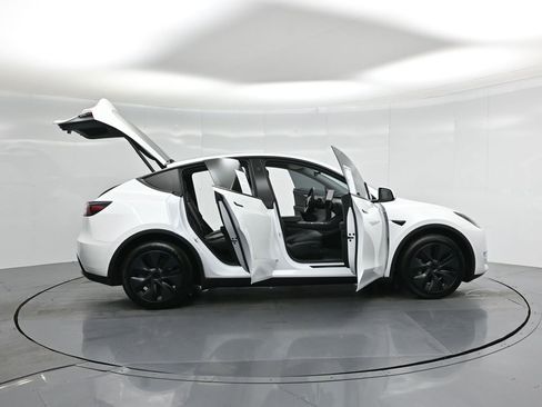 Used 2025 Tesla Model Y Long Range image 3