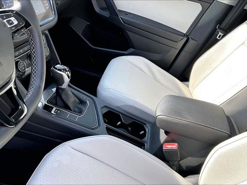 Certified 2021 Volkswagen Tiguan SE FWD image 23