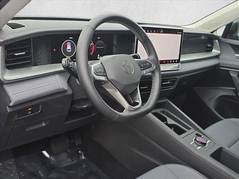 Certified 2025 Volkswagen Tiguan SE image 10