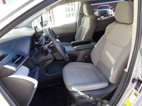 Used 2024 Toyota Sienna LE image 28