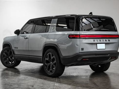 Used 2025 Rivian R1S Adventure AWD/4WD image 14