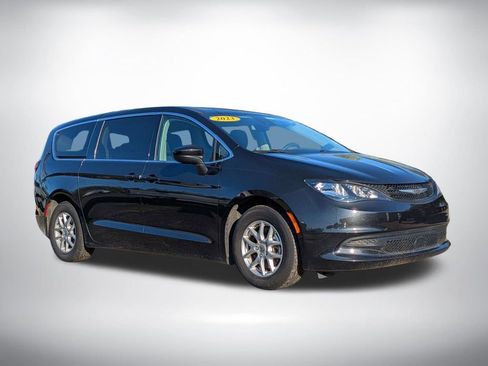 Used 2023 Chrysler Voyager LX FWD image 2