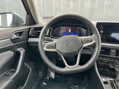 Used 2025 Volkswagen Jetta SE image 27