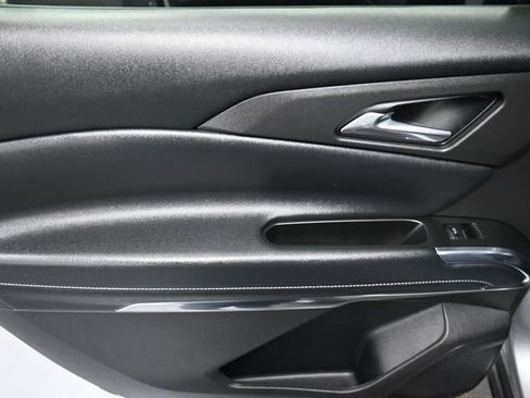 Used 2025 Chevrolet Traverse LT image 19