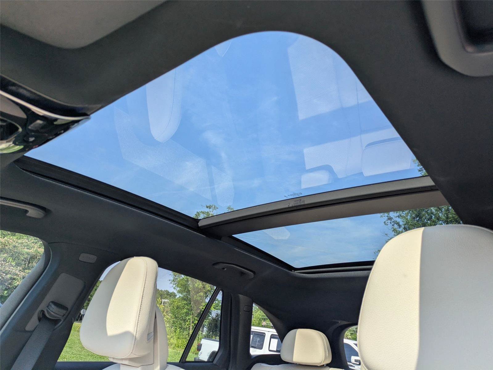 Used 2024 Mercedes-Benz GLC 300 4MATIC image 24