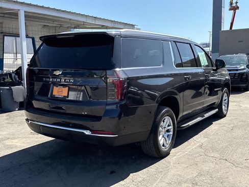 Used 2025 Chevrolet Suburban LT AWD/4WD image 2