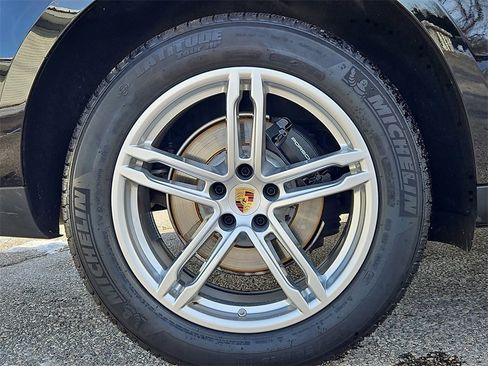 Certified 2025 Porsche Macan image 11