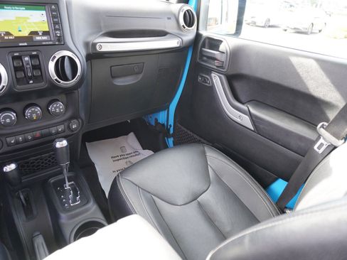 Used 2017 Jeep Wrangler Unlimited Rubicon w/ Connectivity Group image 17