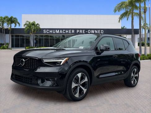 Used 2025 Volvo XC40 B5 Plus w/ Protection Package Premier AWD/4WD image 3