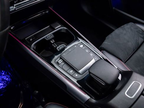 Used 2022 Mercedes-Benz GLB 250 4MATIC image 11