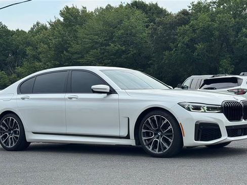 Used 2022 BMW 740i w/ M Sport Package RWD image 5