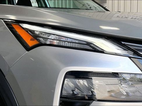 Used 2025 Nissan Rogue SV image 24