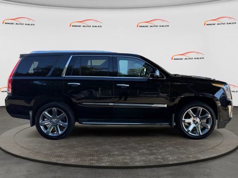 Used 2017 Cadillac Escalade Luxury AWD/4WD image 6