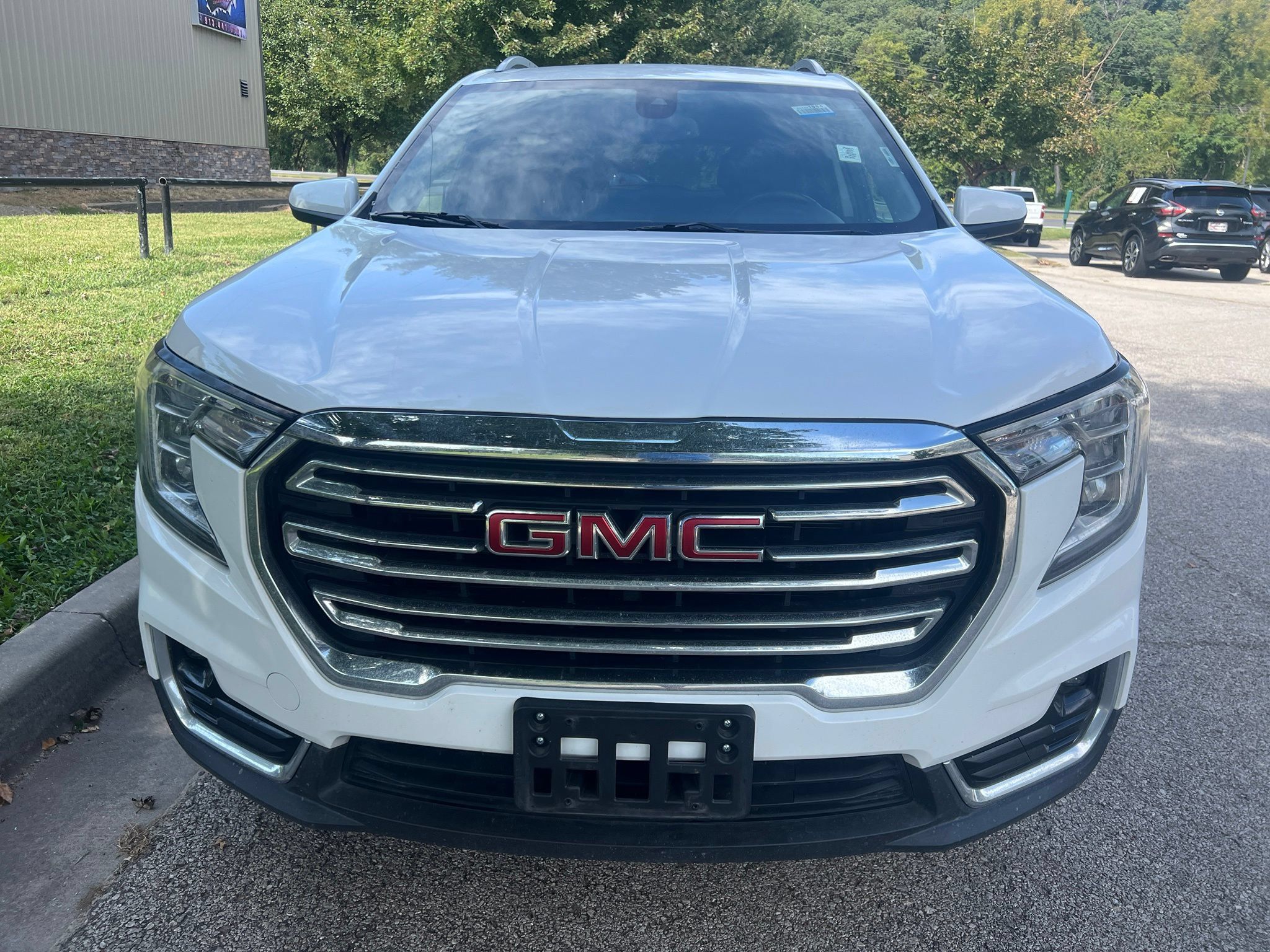 Used 2023 GMC Terrain SLT FWD image 2