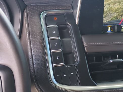 Used 2022 GMC Yukon XL SLT w/ SLT Premium Package image 16