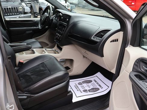 Used 2017 Dodge Grand Caravan SXT FWD image 22
