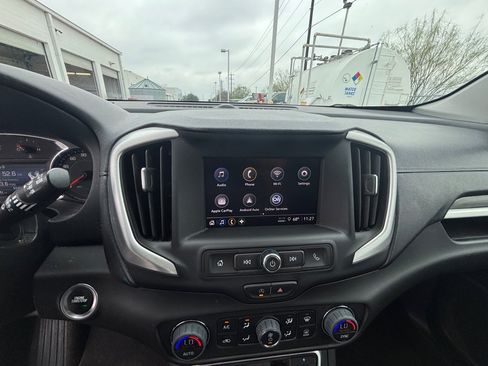 Used 2024 GMC Terrain SLE w/ Driver Convenience Package image 7