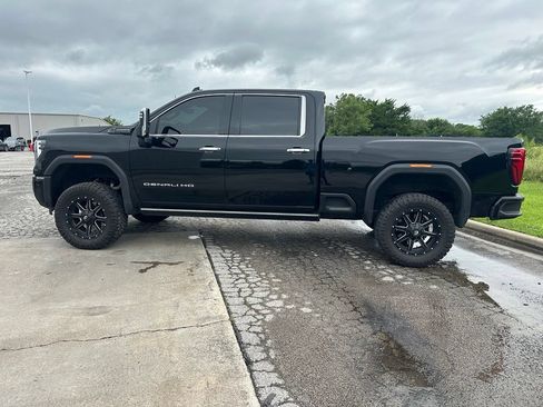 Used 2024 GMC Sierra 2500 Denali Ultimate AWD/4WD image 8