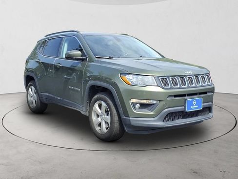 Used 2019 Jeep Compass Latitude w/ Cold Weather Group AWD/4WD image 3