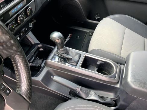 Used 2022 Toyota Tacoma TRD Off-Road AWD/4WD image 17