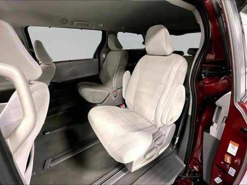 Used 2020 Toyota Sienna LE AWD/4WD image 21