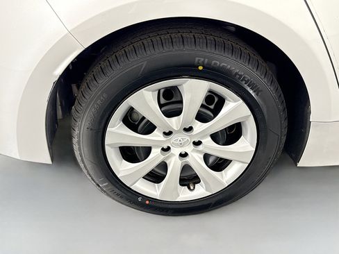 Used 2022 Toyota Corolla LE image 32