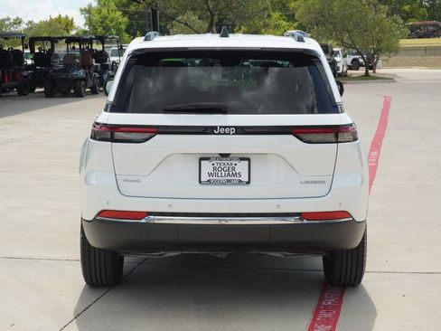 Used 2025 Jeep Grand Cherokee Laredo AWD/4WD image 4